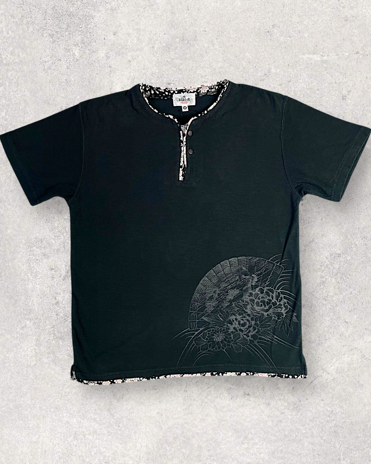 【M】Japanese Koi Henley T-Shirt M – Black Wagara Tee with Plum Blossom & Traditional Fan Design