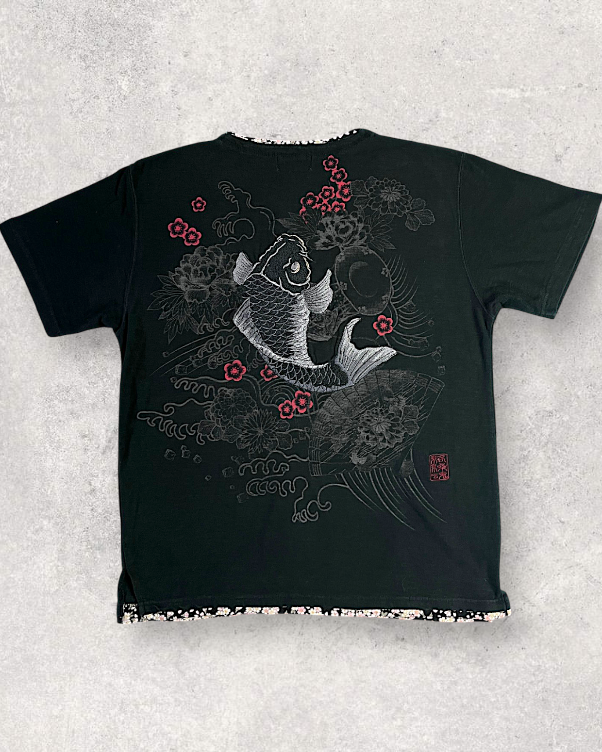 【M】Japanese Koi Henley T-Shirt M – Black Wagara Tee with Plum Blossom & Traditional Fan Design